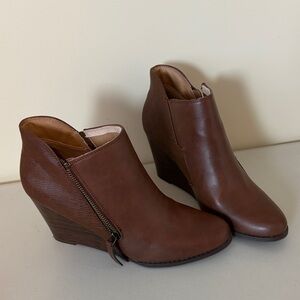 Like NEW Brown Wedge Ankle Boots 9M